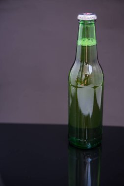 arka planda bira şişesi