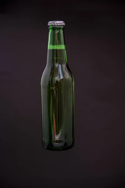 バックグラウンドでビールボトル — ストック写真