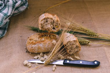 arka planda ekmek ve arpa baharatları