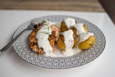  plaka üzerinde balık ile patates