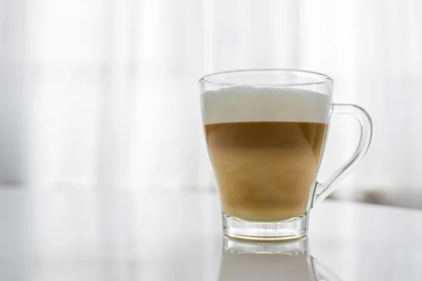 Cappuccino Lasikupissa — kuvapankkivalokuva