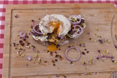 yumurta ve soğan ile sandviç