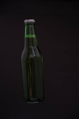  arka planda bira şişesi