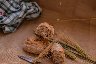  Masanın üzerine siyah ekmek