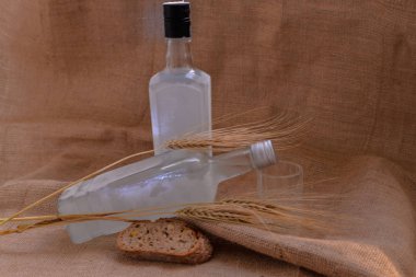  votka ve baharat şişeleri