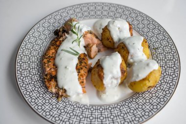 plaka üzerinde balık patates ve sos