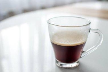 Masada bir fincan kahve.