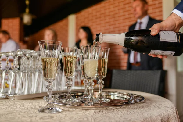 Man Hälla Champagne Glas — Stockfoto