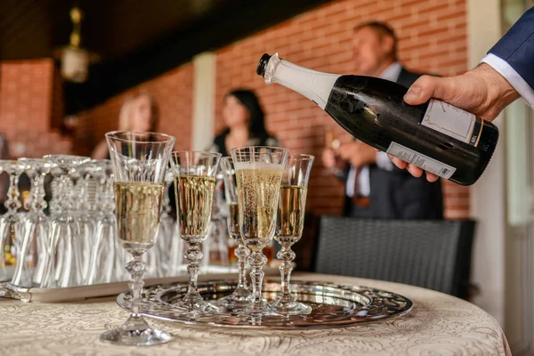 Man Hälla Champagne Glas — Stockfoto