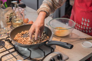 mutfakta bisküvi pişirme