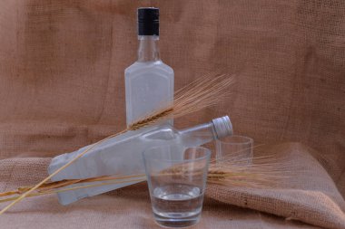  arka planda votka şişeleri