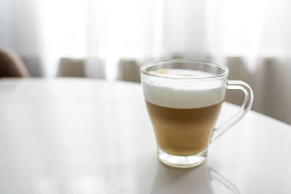 Cappuccino Pöydällä Olevassa Kupissa — kuvapankkivalokuva