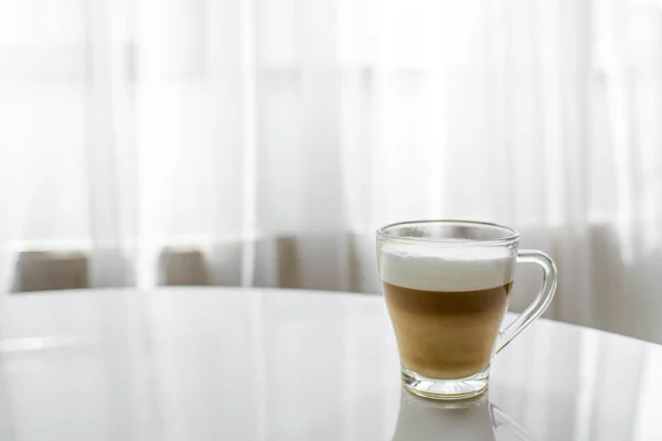 Cappuccino Becher Auf Dem Tisch — Stockfoto