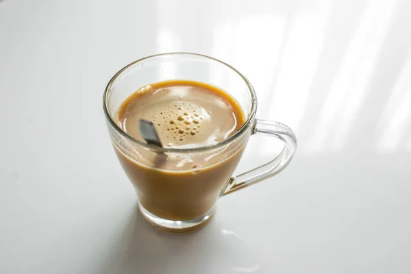 Sütlü Kahve Ile Cam Fincan — Stok fotoğraf