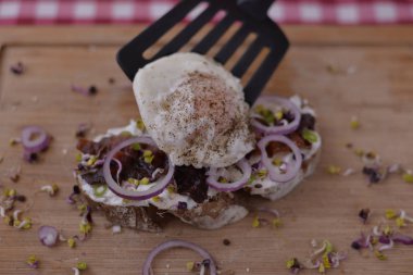  masada siyah yumurta ve soğan