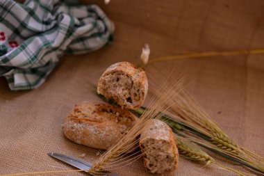 Masanın üzerine siyah ekmek