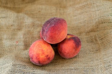  arka planda taze şeftali