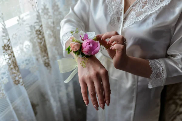 Floral Διακόσμηση Στο Χέρι Της Νύφης — Φωτογραφία Αρχείου