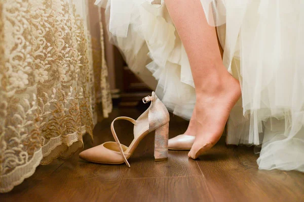 穿鞋的新娘 — 图库照片