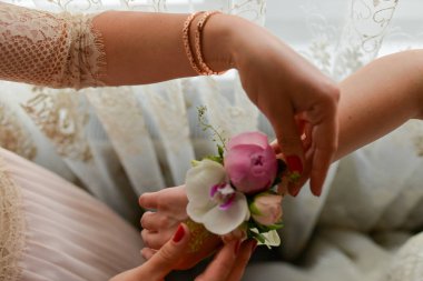 gelin için çiçek bilezik