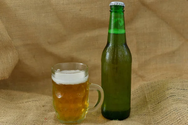 Bicchiere Pinta Con Birra Sullo Sfondo — Foto Stock