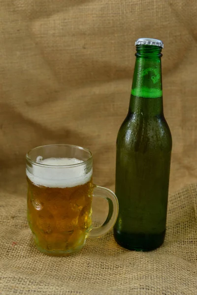 Glas Und Pint Mit Bier Hintergrund — Stockfoto