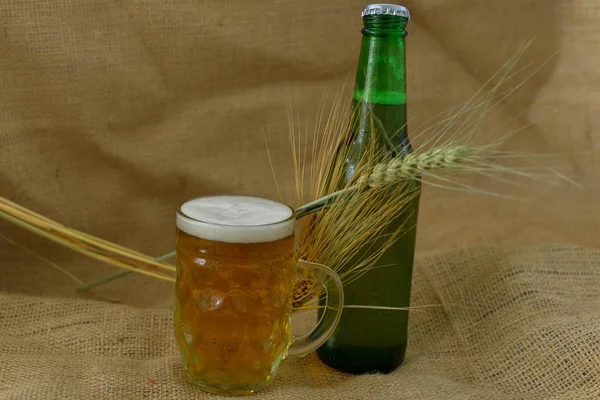 Glas Und Pint Mit Bier Hintergrund — Stockfoto