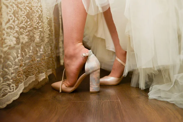 Noiva Incha Sapato — Fotografia de Stock