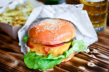 Burger ve patates masaya