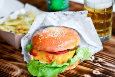 Burger ve patates masaya