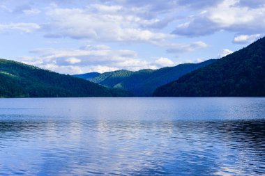 Göl ve dağlarla kaplı manzara