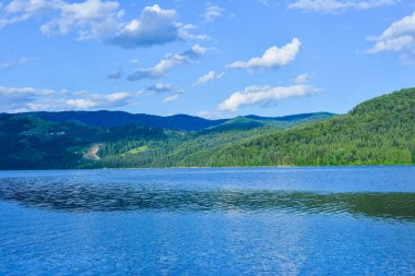 Göl ve dağlarla kaplı manzara