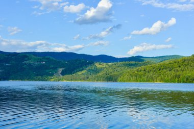 Göl ve dağlarla kaplı manzara