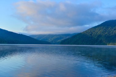Göl ve dağlarla kaplı manzara
