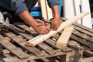 adam ahşap çizgiler çizdi