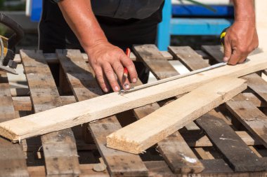 adam ahşap çizgiler çizdi