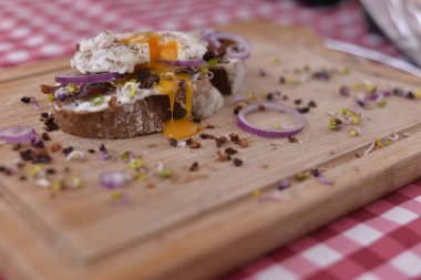 Et ile yumurta yayıldı