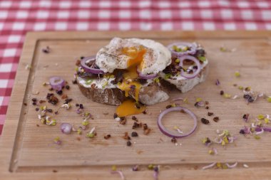 Et ile yumurta yayıldı