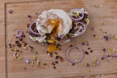 Et ile yumurta yayıldı