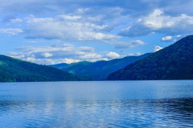 göl ve dağ ile manzara