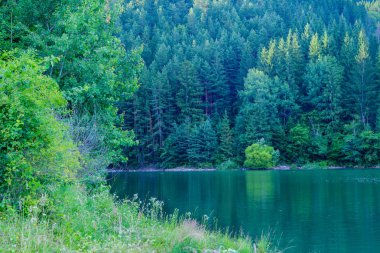 göl ve dağ ile manzara