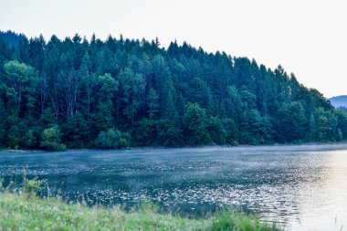 göl ve dağ ile manzara