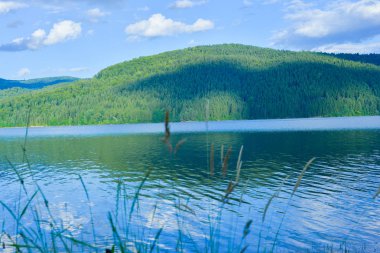 dağ manzarası ve göl