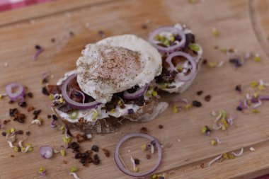 yumurta ressam ve soğan e jambon