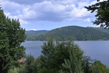 Göllü dağ manzarası