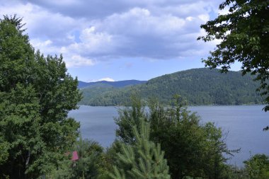 Göllü dağ manzarası