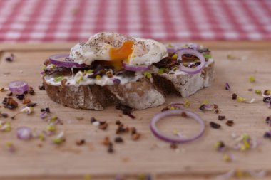 yumurta ressam ve soğan e jambon