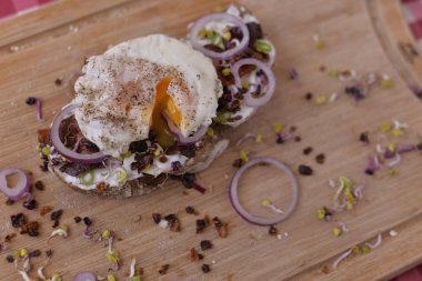 yumurta ressam ve soğan e jambon