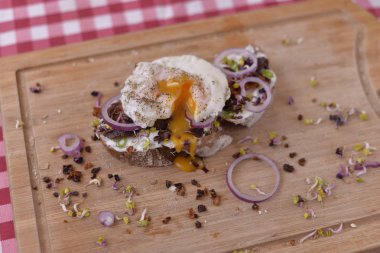 yumurta ressam ve soğan e jambon