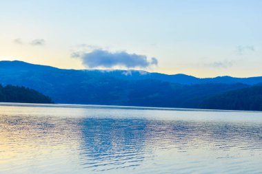 Göl ve ormanlı dağ manzarası